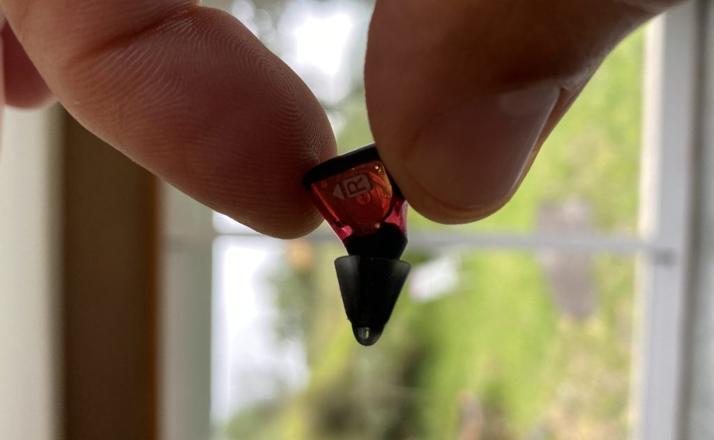 Audio Lago Audífonos - Detalle de prótesis con audífono integrado
